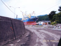 岩手県釜石市。巨大な貨物船が堤防を乗り上げていた。